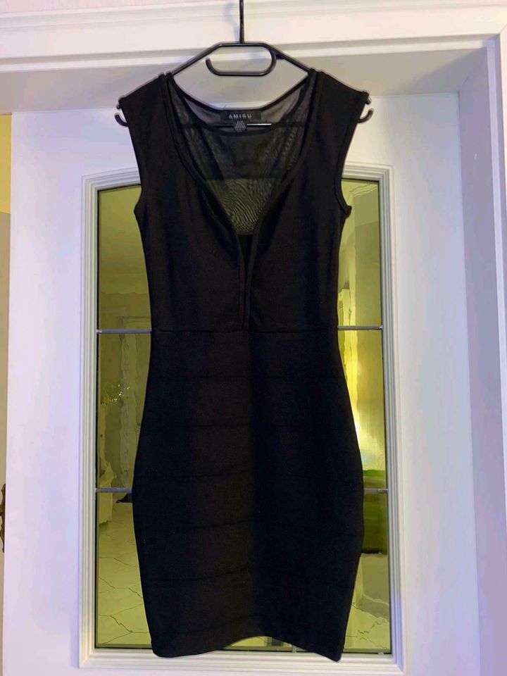 Kleid schwarz Gr.34 in Hollingstedt b Delve Holst