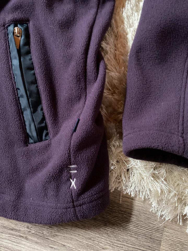 Warme Fleecjacke sehr aufwändig gearbeitet mit vielen Details in Nettersheim