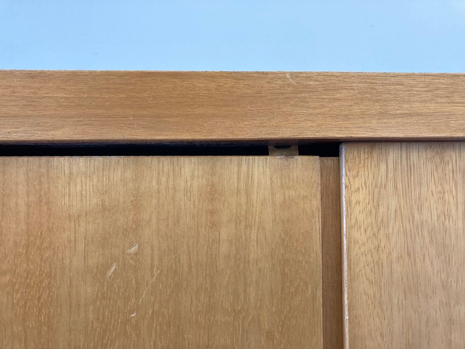 #A Midcentury Kleiderschrank 2 türig Holz hell verschließbar in Burgstädt