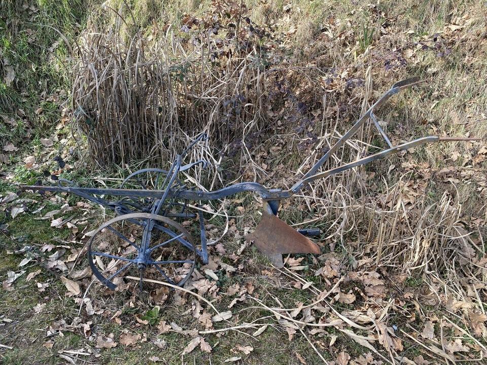 Alter französischer Pflug komplett aus Eisen zu Dekozwecken in Wilgartswiesen