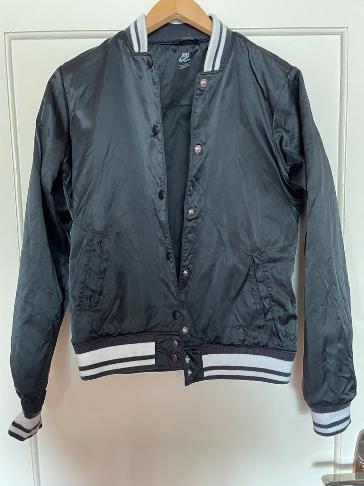 Damen Baseball Bomber Jacke NIKE Gr. L gebraucht in Bremen