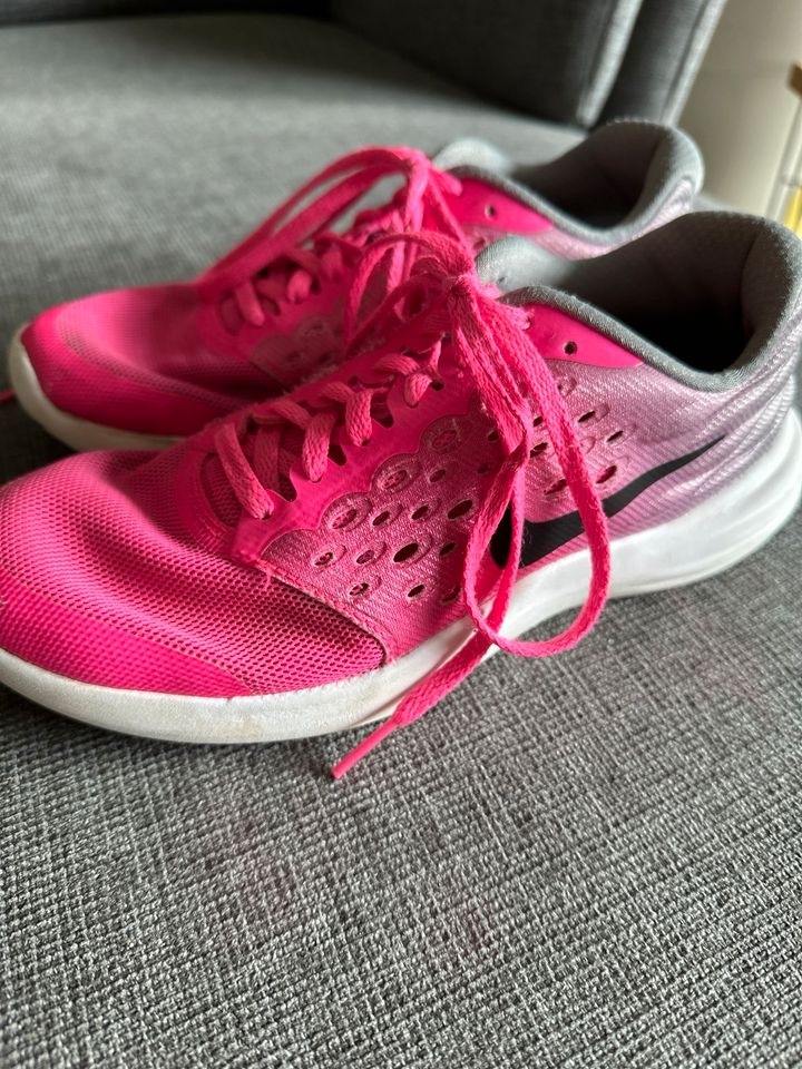 Nike Turnschuhe pink/Silber Gr. 37.5 in Hilden