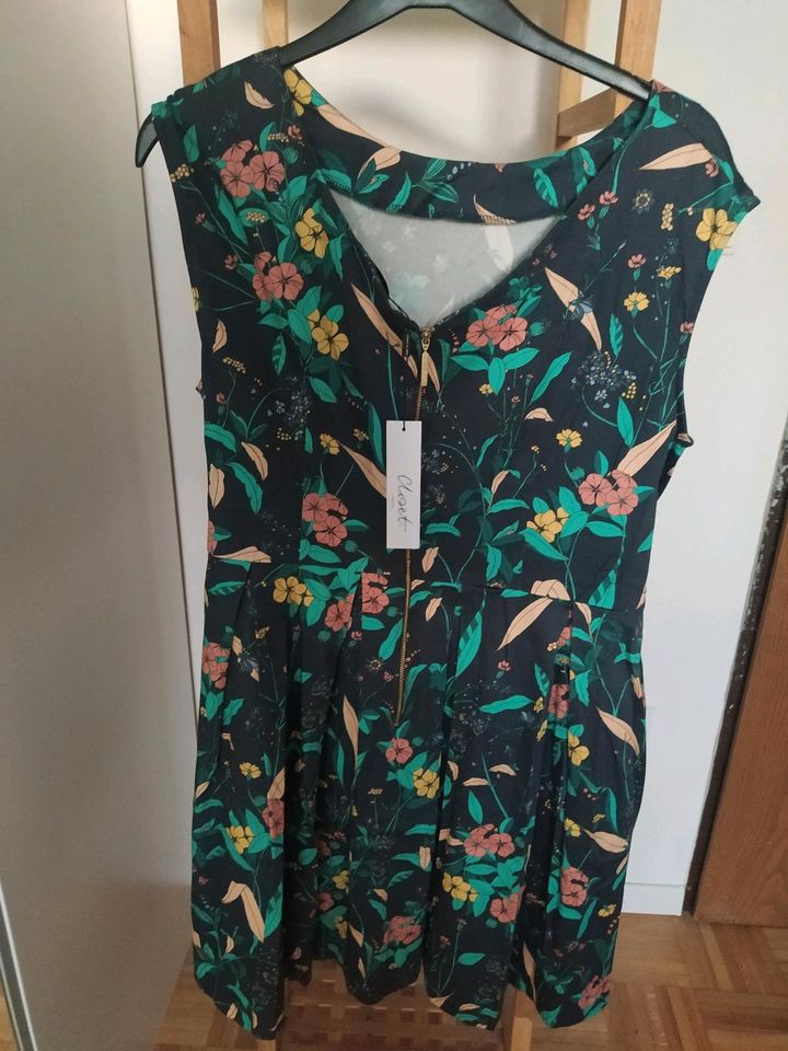 Kleid mit Taschen von Closet - mit Etikett - geblümt - Größe 48 in Altenbeken