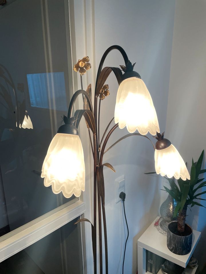 Sehr schöne Designer Stehlampe im Blumen Style in Hamburg