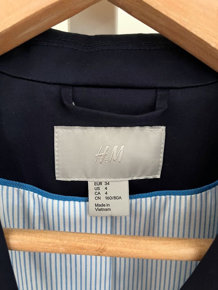 Chic Blaue Jacke von H&M in Größe 34 in München