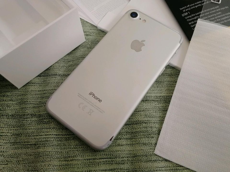 Apple iPhone 7 128GB silber silver Model A1778 in Hüttenberg