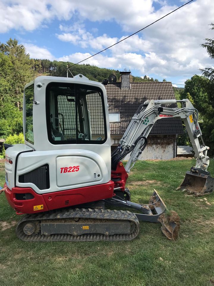 2,4t Takeuchi Bagger / Minibagger mit Powertilt mieten / leihen in Marienheide