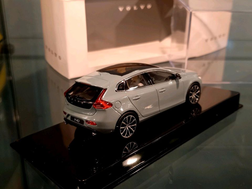 Volvo V40 II facelift 2016-2019 Amazon Blue 1/43 Norev in Aachen