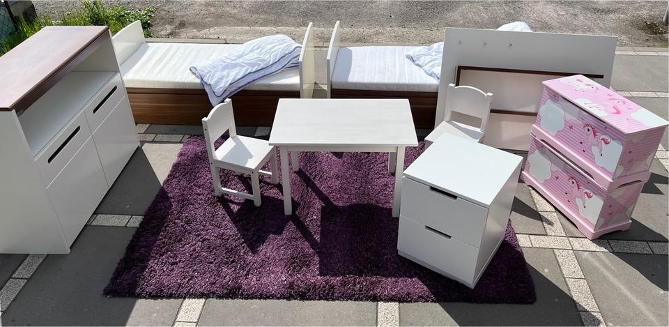 Kinderzimmer zwei Betten, Kommode Mondo, Schrank, Teppich uvm. in Magdeburg