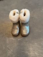 UGG Stiefel Silber mit Fell oben wie neu Hessen - Ginsheim-Gustavsburg Vorschau