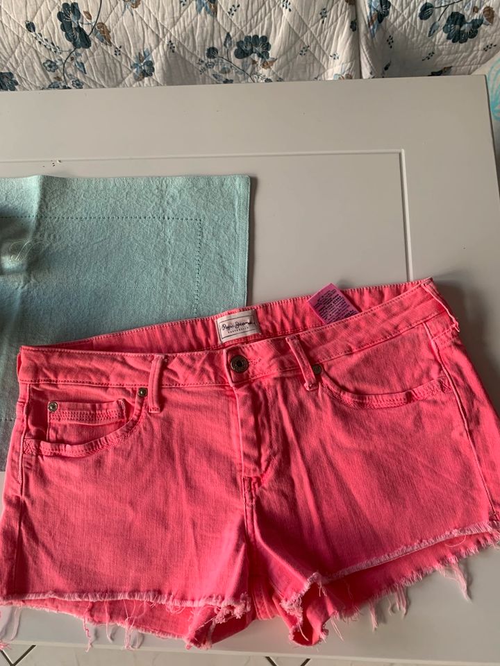 Kurze Short , Fa. Pepe Jeans in Gudensberg