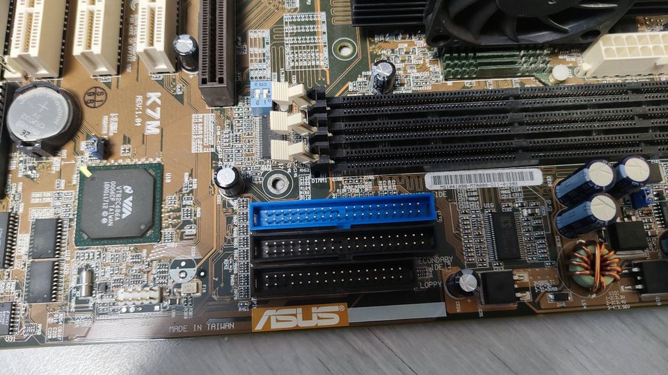 Mainboard ASUS K7M SLOT A + CPU Athlon AMD-K7800MPR52B in Kelsterbach