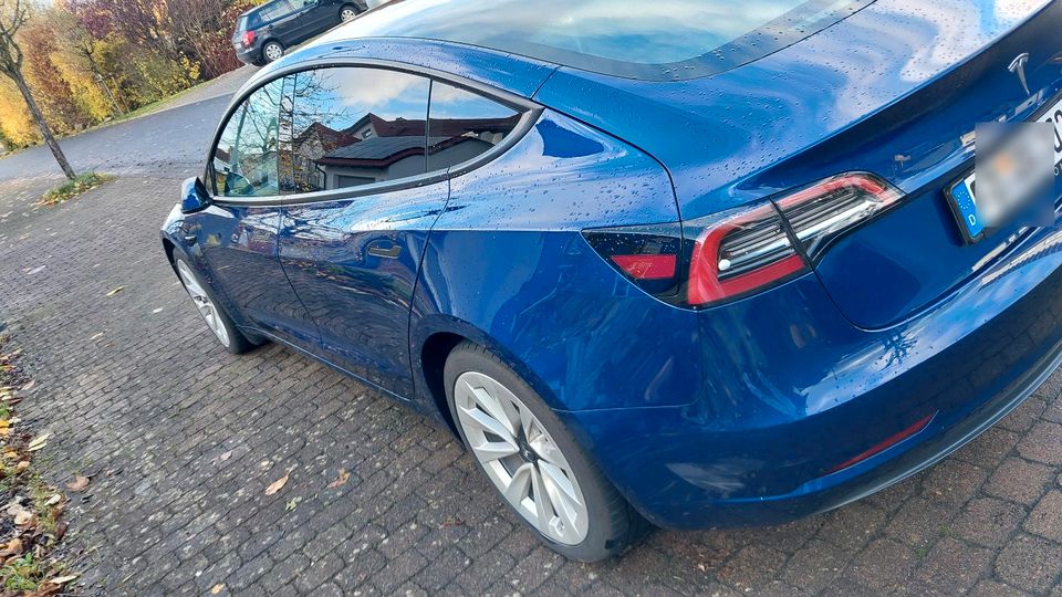 Tesla Model 3 aus 2022 RWD mit LFP Akku60kwh Netto&Auslandverkauf in Ebersburg