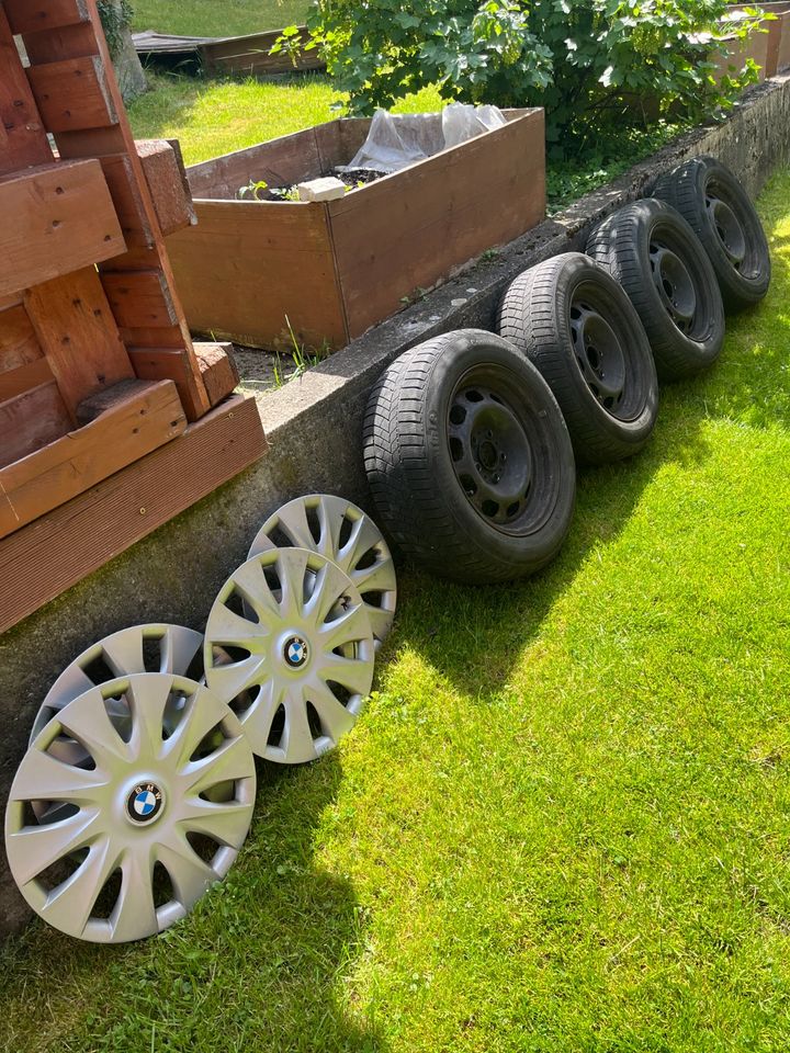 Original BMW Stahlfelgen mit Winterreifen und Radkappen in Rottenburg a.d.Laaber