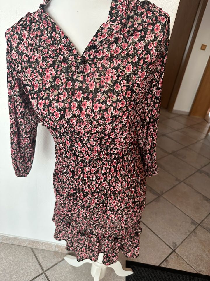 Mango Kleid mit Volant und Blumenmuster Neu in Duisburg