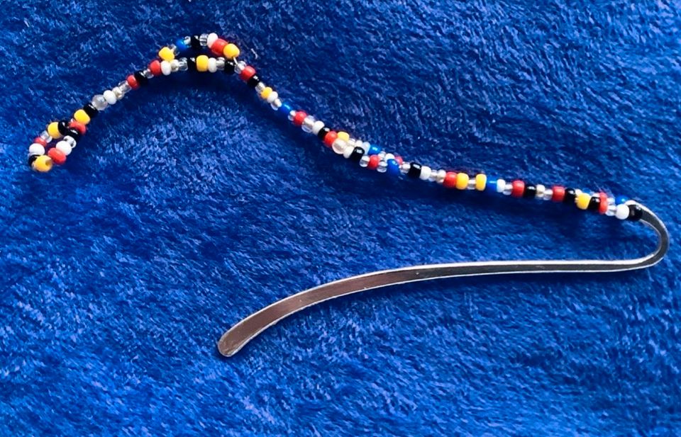 Süßes Lesezeichen mit bunten Perlen 8 cm lang silberfarben in Vallendar