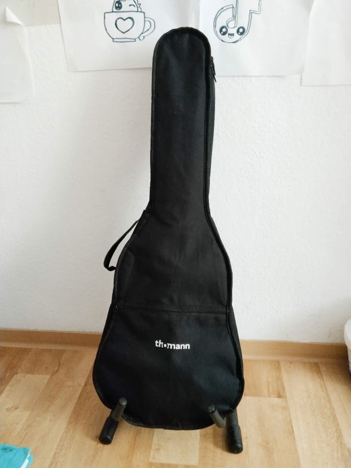 1/2 Junior Gitarre mit Taschen und neuen Saiten in Bremen