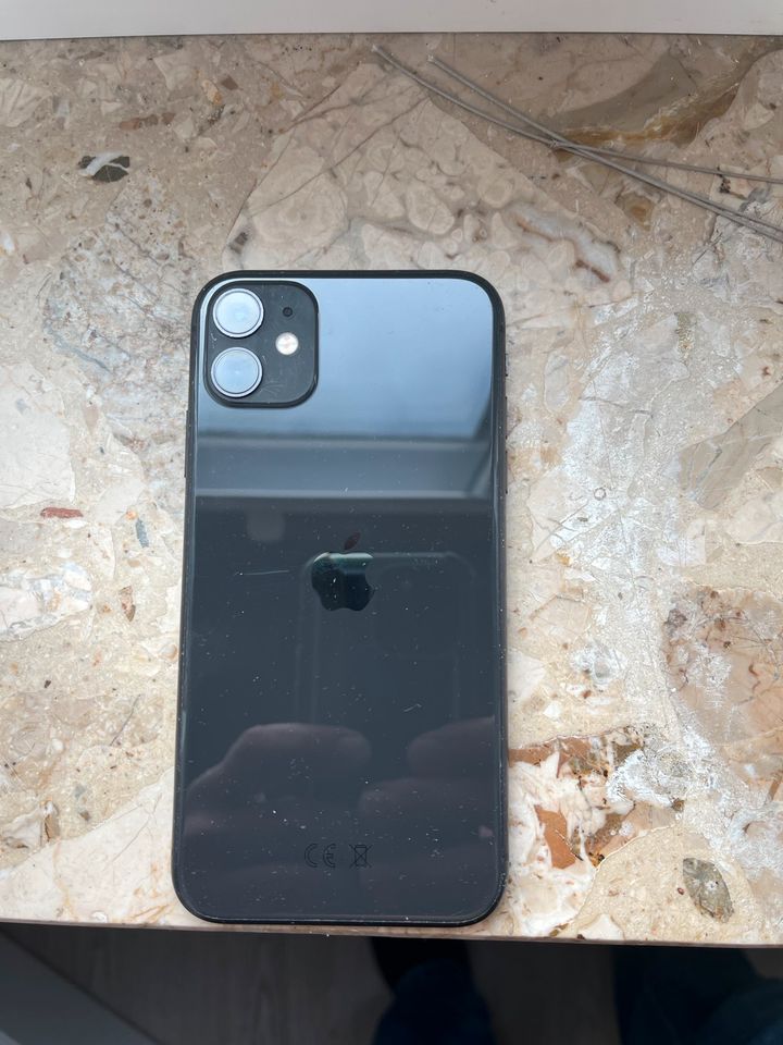 iPhone 11 64gb in schwarz in Itzehoe