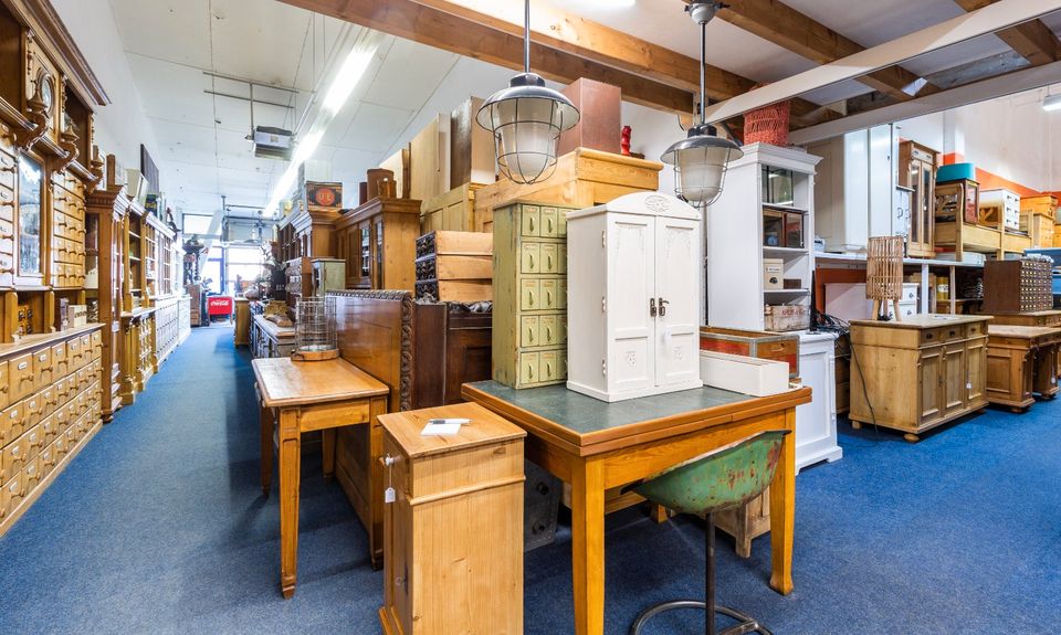 alte blaue Vitrine in Teak-massiv Vintage-Schrank von Antik-Lux in Centrum