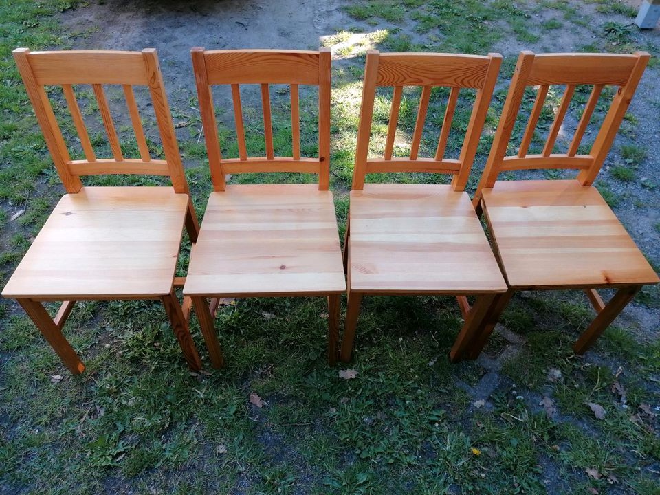 Biete 4 Stühle / Holzstühle in Kühlungsborn