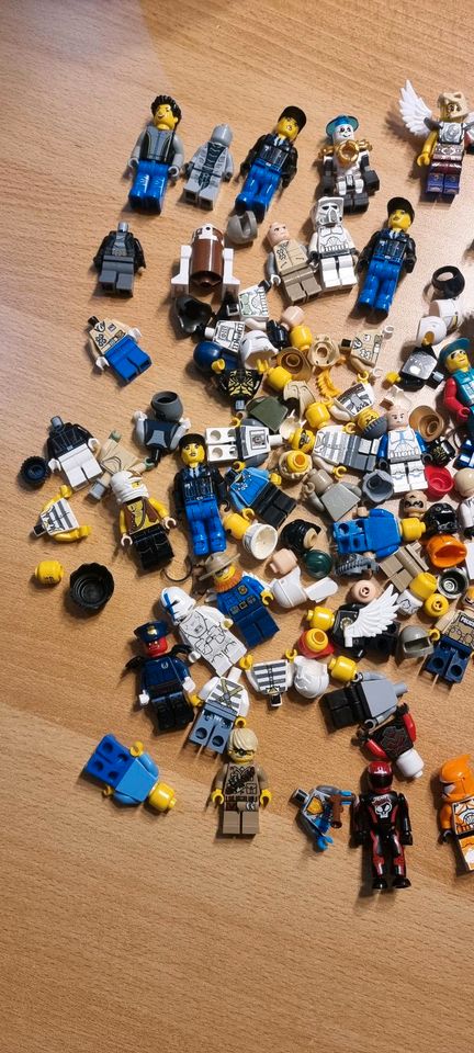 Lego Bausteine Figuren Reifen Felgen und und und in Bawinkel