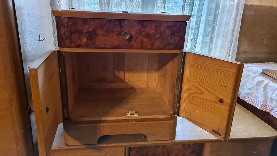 1x großer Kleiderschrank, 1x Kommode, 1x Nachttisch - Nostalgie in Weißkeißel