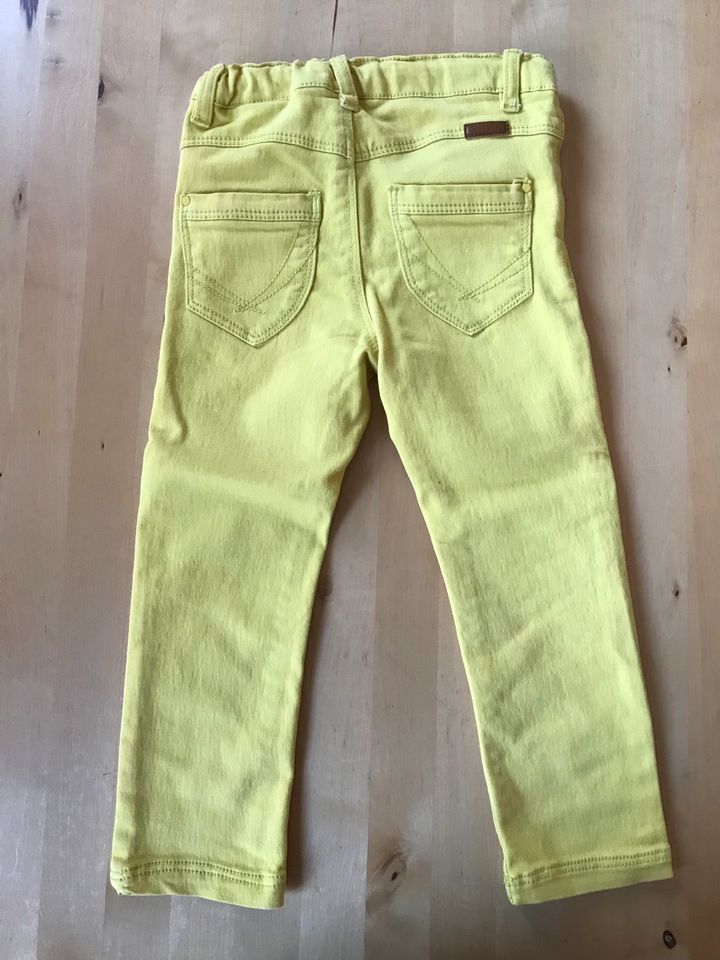 Jeans / Hose von Name it in Größe 98 in Eltville