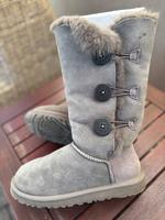 Original UGG Bailey Button Boot in HELLGRAU Stiefel 37 Hessen - Kassel Vorschau