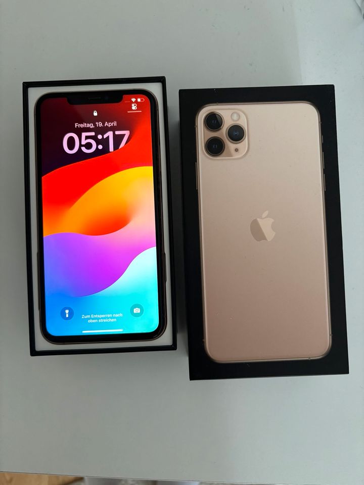 iPhone 11 Pro Max 64 GB Gold in Finsing
