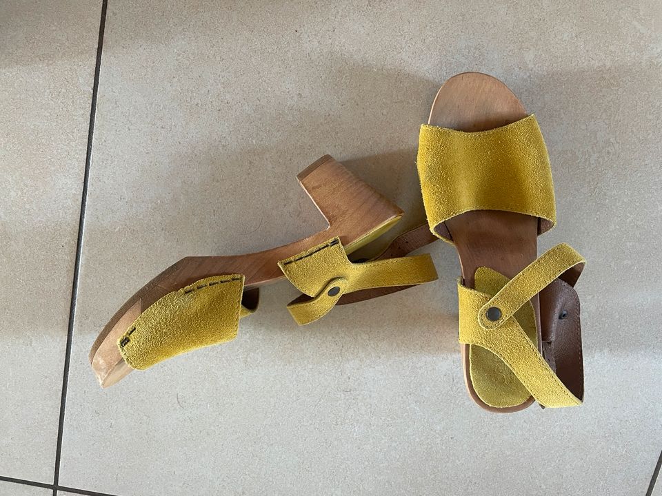 Schuhe Holz-Klocks gelb, neuwertig in Volkmarsen