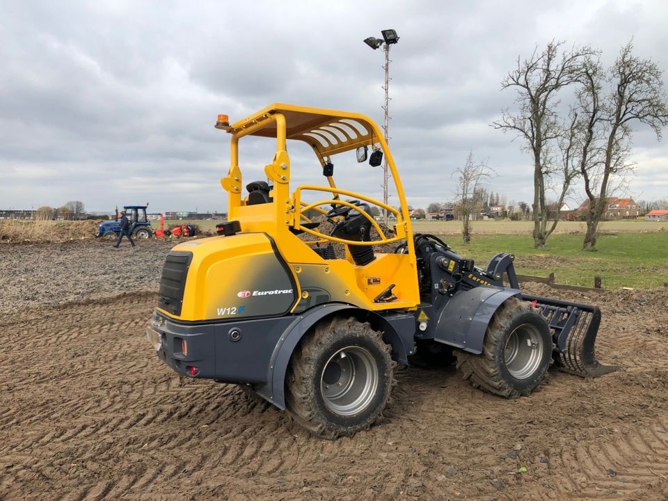 Hoflader Eurotrac W12F Schutzdach Neufahrzeug  Radlader Industrie in Heemsen