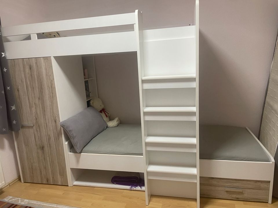 Ein Hochbett mit kleine schrank und Schublade in Oberhausen