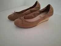 5th Avenue Pumps Ballerinas Keilabsatz 41 beige Leder Berlin - Wilmersdorf Vorschau