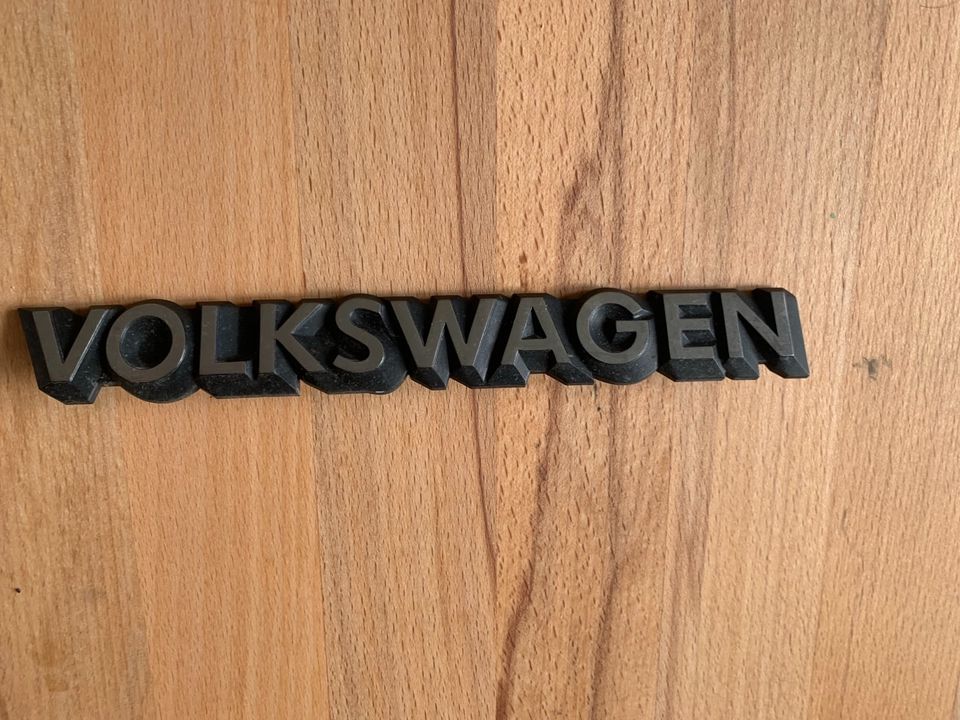 Volkswagen Schriftzug Schild Emblem in Bremen
