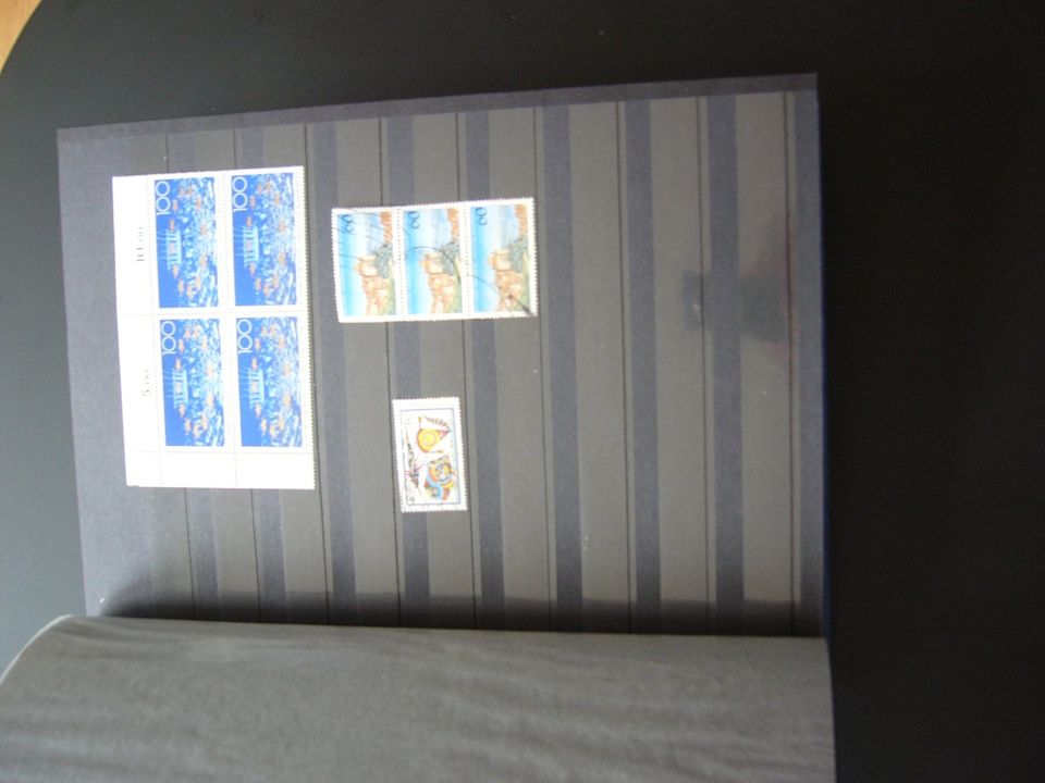 Neue Briefmarkenalben, blau in Bad Lippspringe