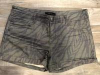 Neuwertige Damen Jeansshorts Gr.38 khaki-schwarz Rheinland-Pfalz - Kaiserslautern Vorschau
