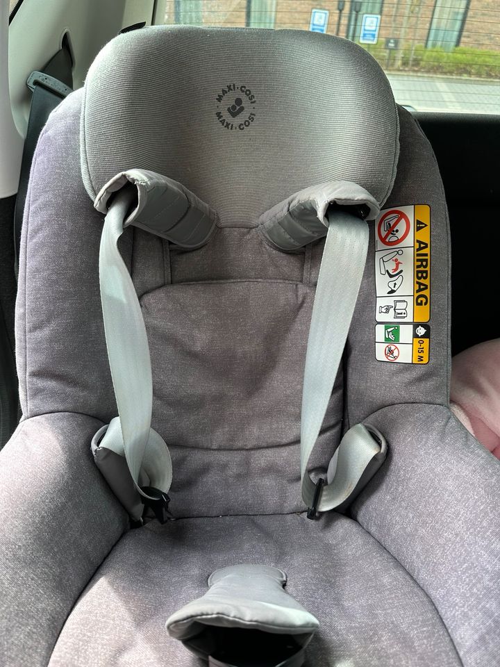 Maxi Cosi 2Way Pearl Auto Kindersitz inkl. Isofix Station in Maintal