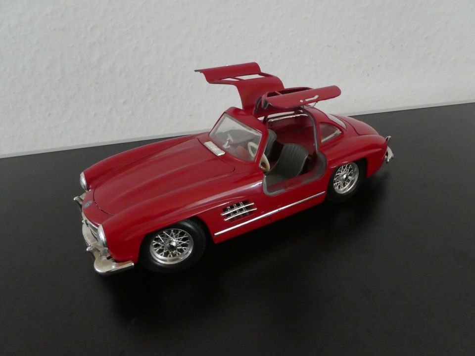 Burago Modellauto Mercedes Benz 300 SL 1:18 Rot in Frankfurt am Main