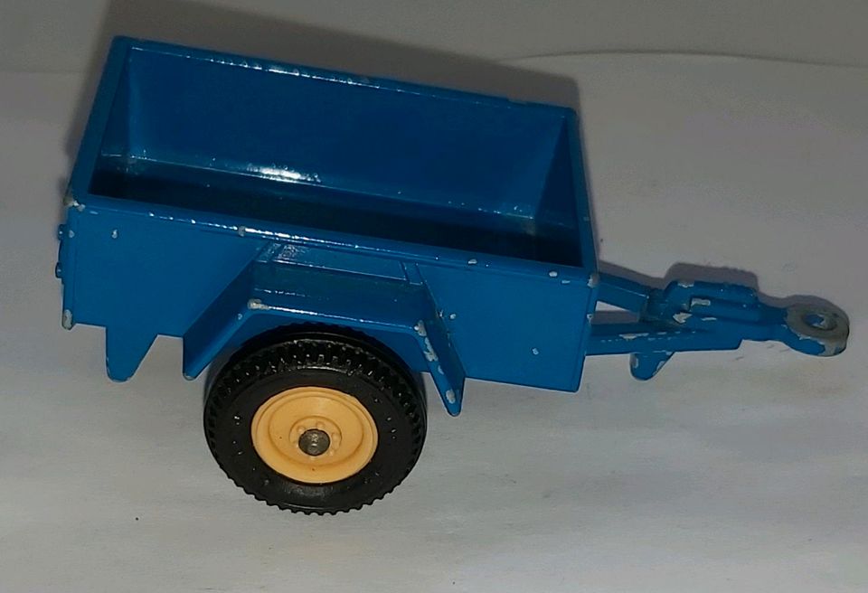 BRITAINS FARM SERIES 9551 MINI-ANHÄNGER ROT UND BLAU in Beelen