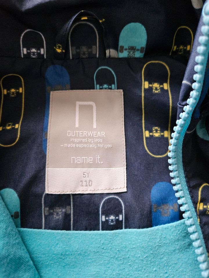 Dünne Jacke von name it mit Skateboardmotiv Gr. 110 in Niedernwöhren