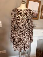 Kleid Leo Gr.M Volants Niedersachsen - Rastede Vorschau