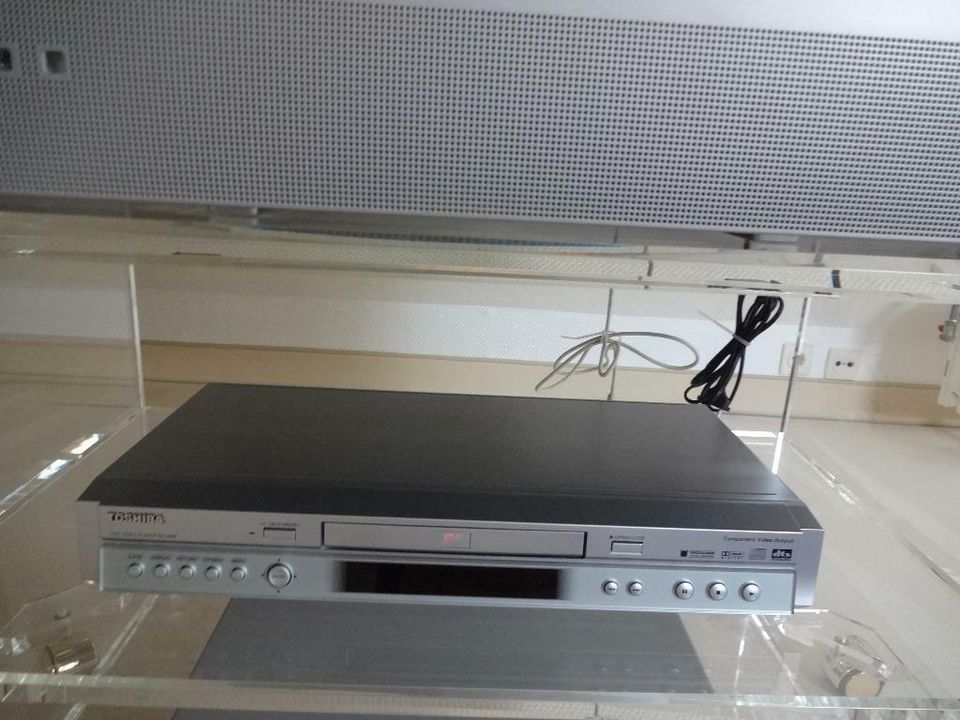 TOSHIBA-DVD-PLAYER IN SILBER, EXCLUSIVE OPTIK, NEUWERTIG!!! in Düsseldorf