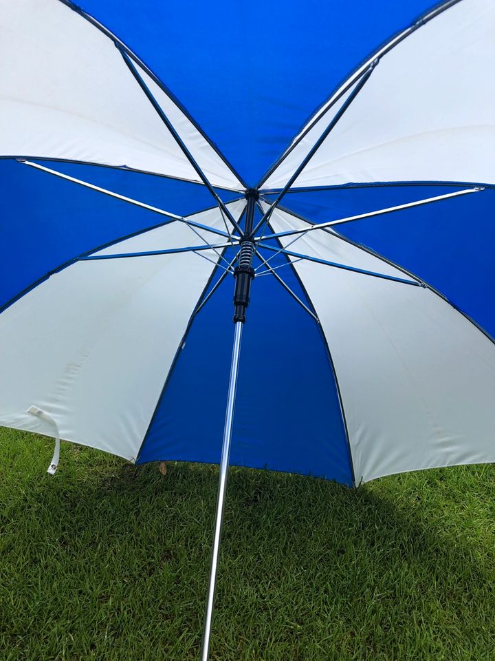 Regenschirm blau / weiß in Bochum