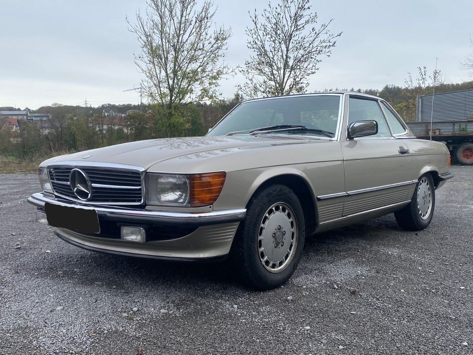 420 SL, Champagner Metallic mit braunem Verdeck in Zweiflingen