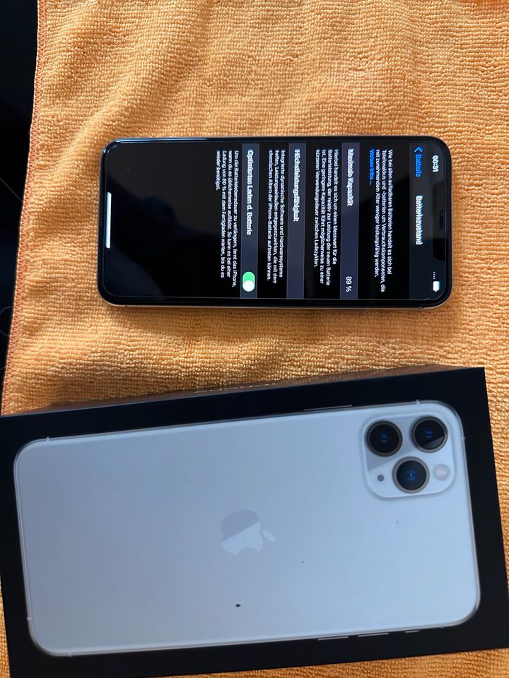 Top erhaltenes iPhone 11 pro Max, 64 GB silver in Oberhausen