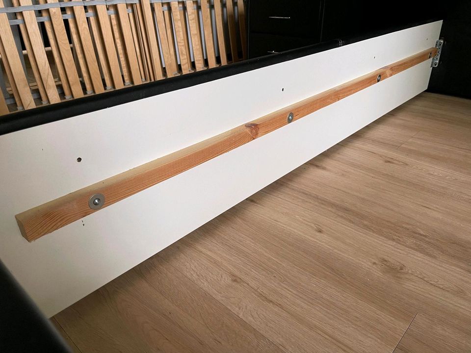 Bett 180×200/ Bezug Kunstleder/Latenroste/Matratzen in Norderstedt