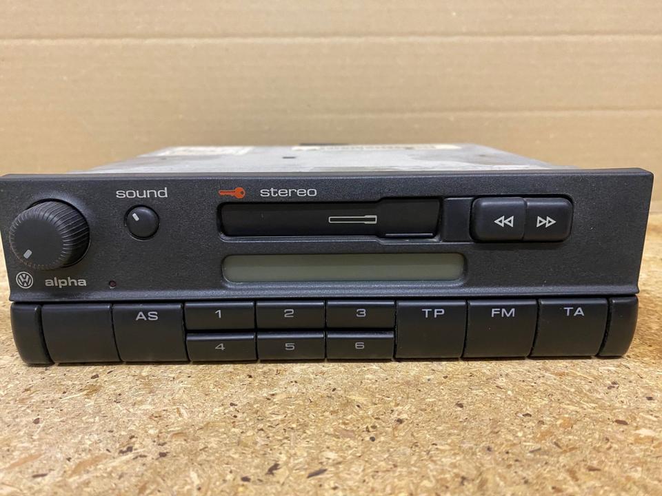 VW Autoradio "alpha" mit Cassettenlaufwerk Marke Blaupunkt in Villmar