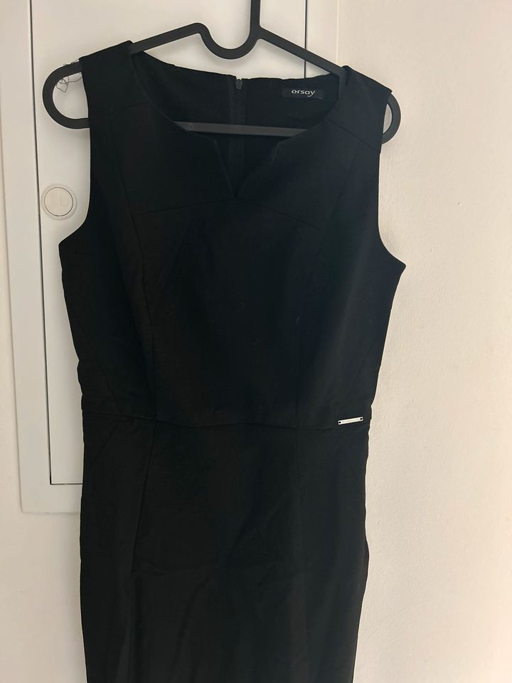 Black business dress in München