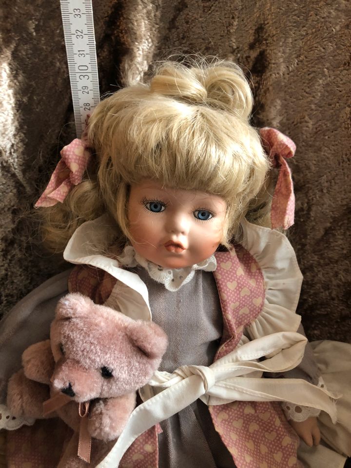 Vintage Puppe Mädchen mit Zöpfen + Bär rosa grau Retro in Brand-Erbisdorf