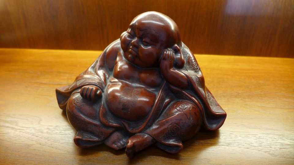 Buddha Figur mit erotischen Darstellungen auf der Unterseite in Tuchenbach